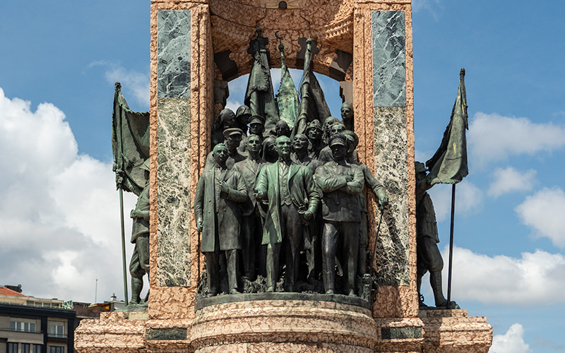 Монумент «Республика» в Стамбуле