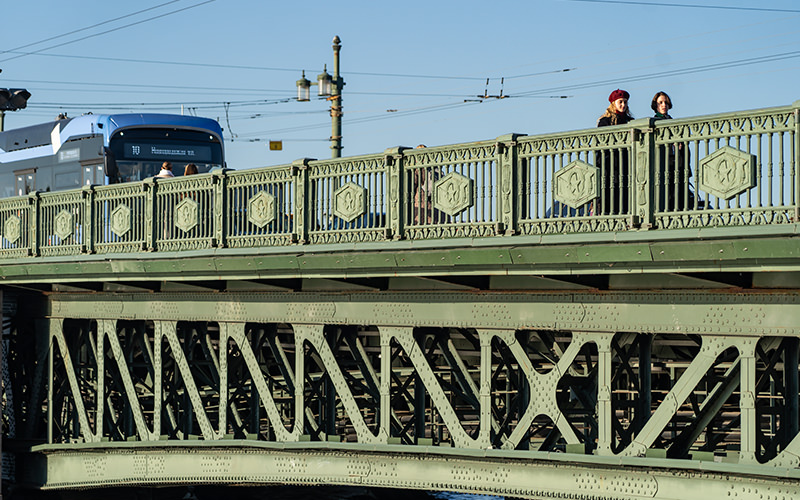Дворцовый мост: самая известная переправа Санкт-Петербурга