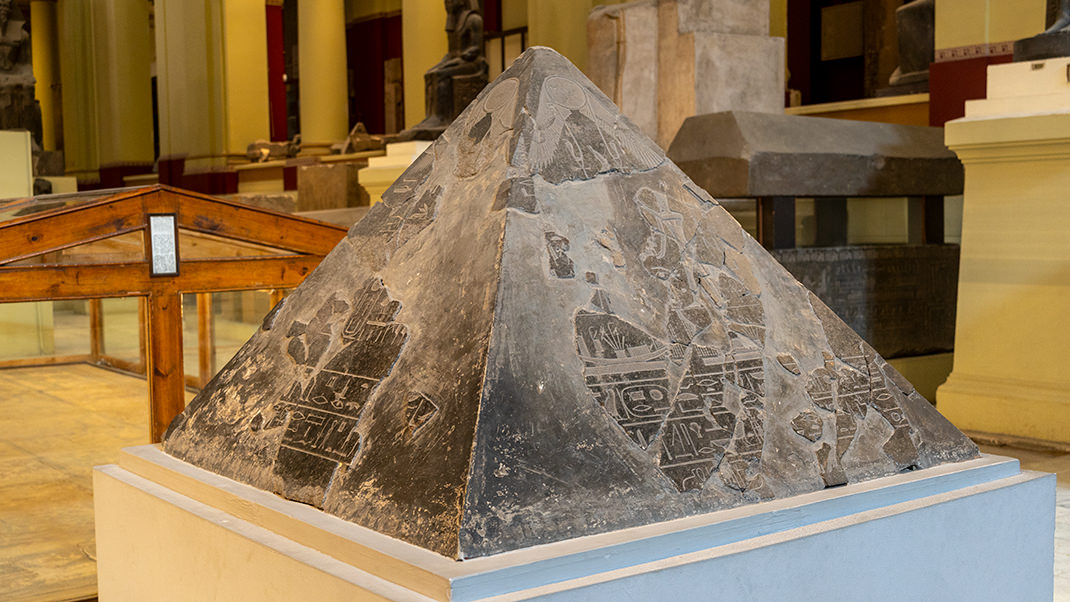 Пирамидион (камень, установленный на вершине) пирамиды Аменемхета III