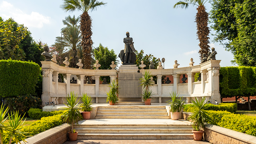 Памятник основателю музея и бюсты выдающихся египтологов