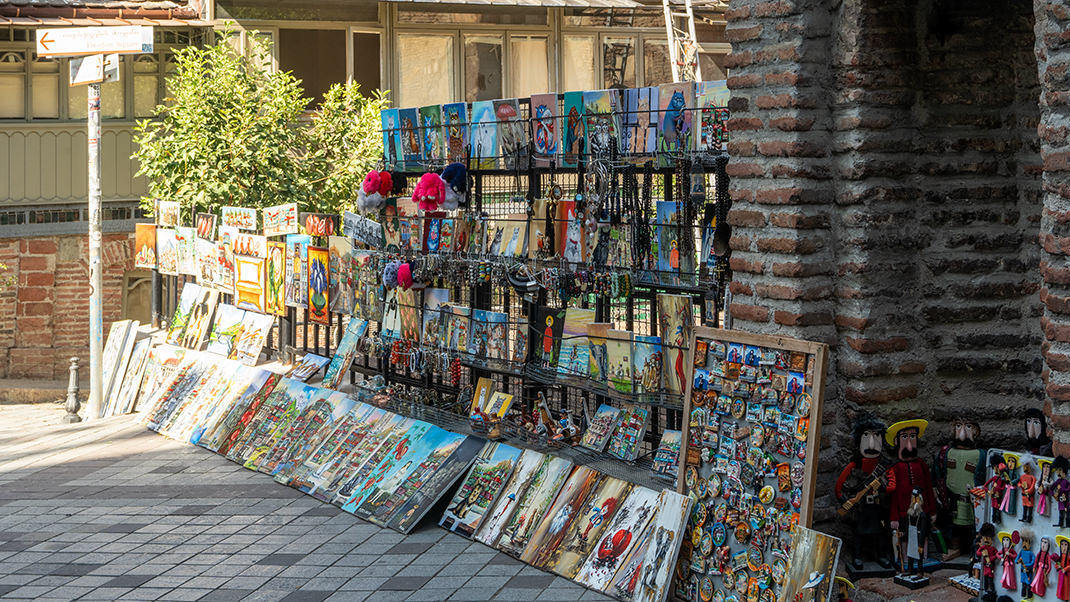 Here they sell paintings and souvenirs