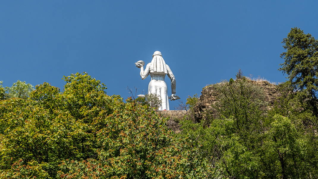 Вид на монумент «Мать Грузия»