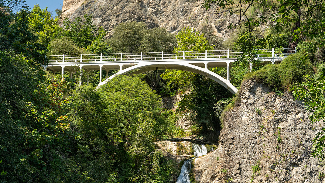 Мост над водопадом