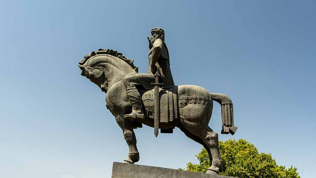 Рядом установлен памятник Вахтангу I Горгасали