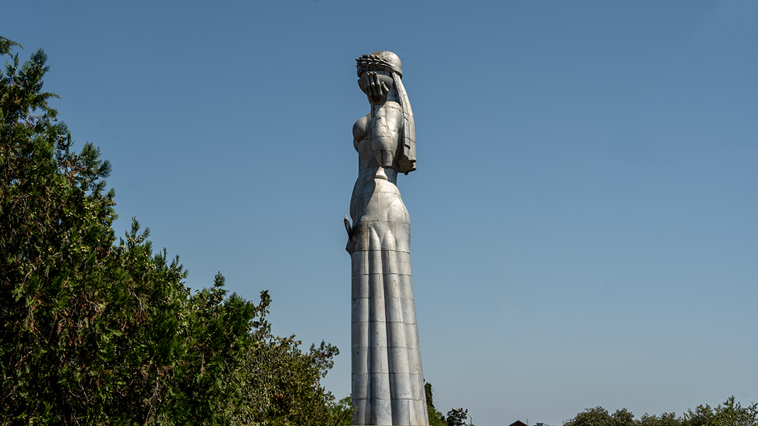 Монумент «Мать Грузия» представляет собой огромную фигуру женщины, в правой руке она держит меч для врагов, в левой — чашу с вином для друзей