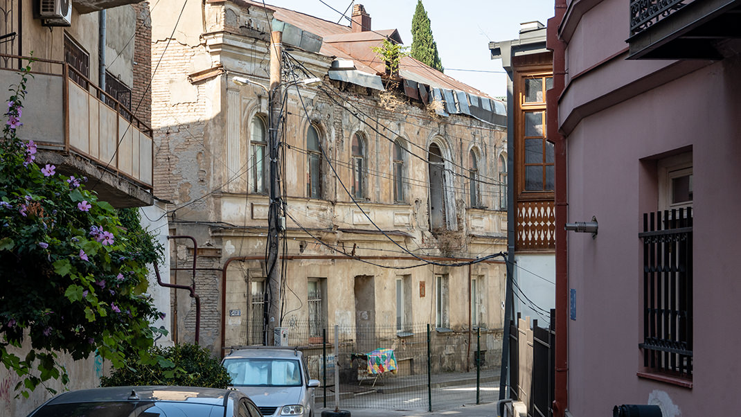 Old Tbilisi, with its narrow streets, has preserved the features of medieval construction