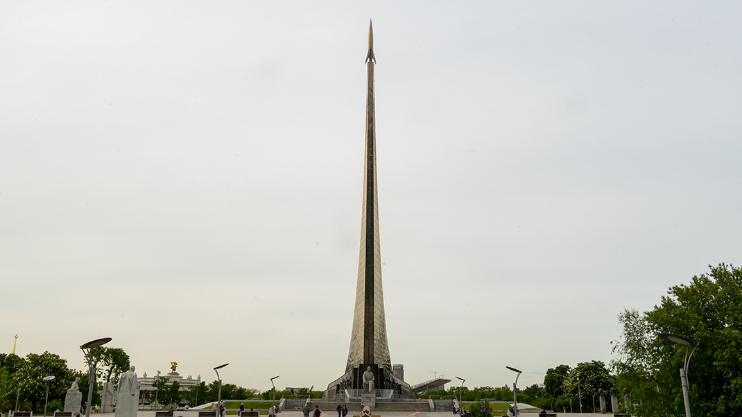 Вид на монумент со стороны аллеи Космонавтов
