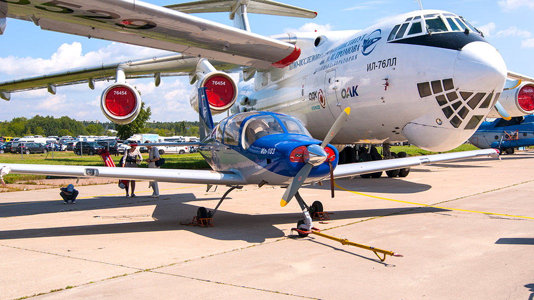 Летающая лаборатория Ил-76 ЛЛ и четырёхместный Ил-103