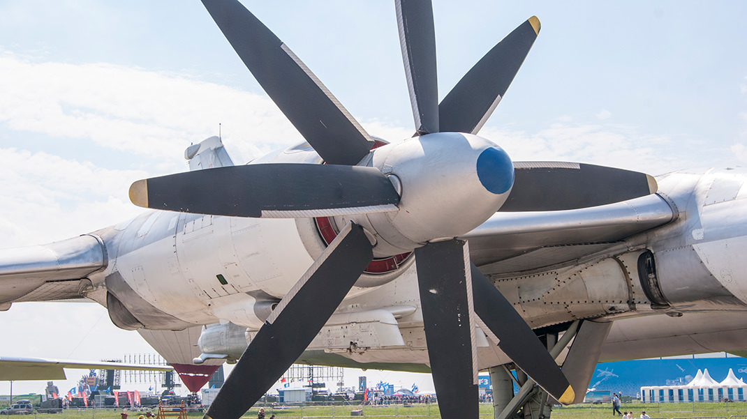 Ту-95 — самый скоростной в мире самолёт с винтовыми двигателями