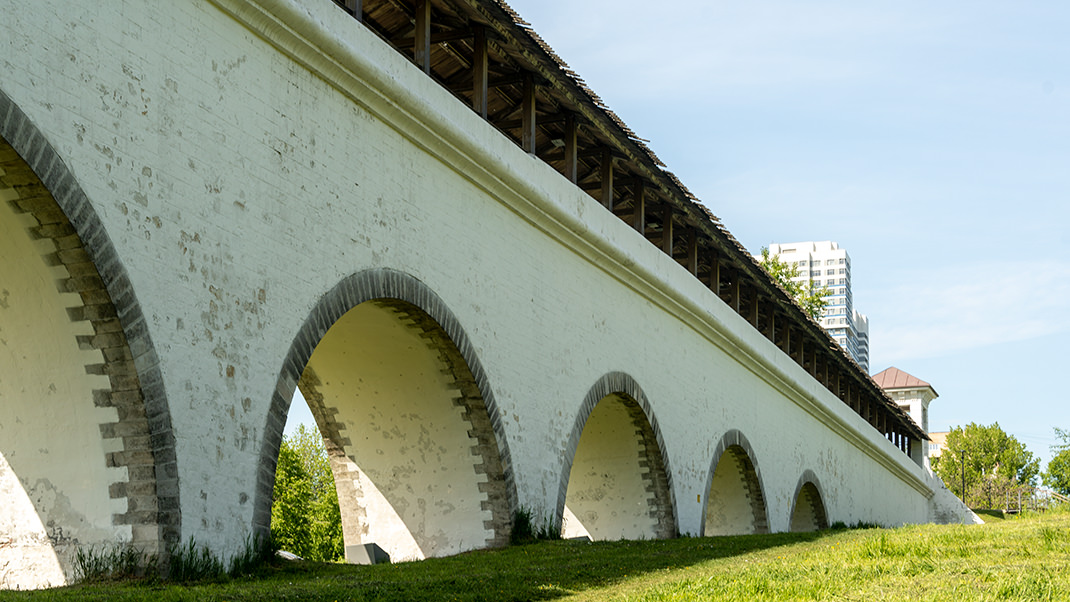 Постройка являлась самым длинным и высоким каменным мостом Москвы