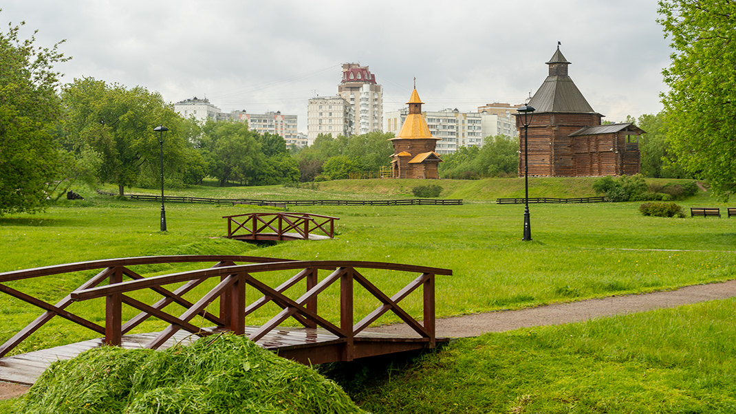 В XX веке на территорию музея перевезли памятники деревянного зодчества из разных уголков России