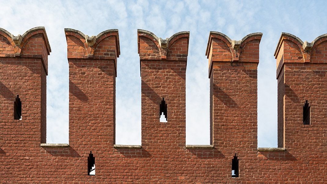 Кремлёвская стена с зубцами в форме ласточкиного хвоста