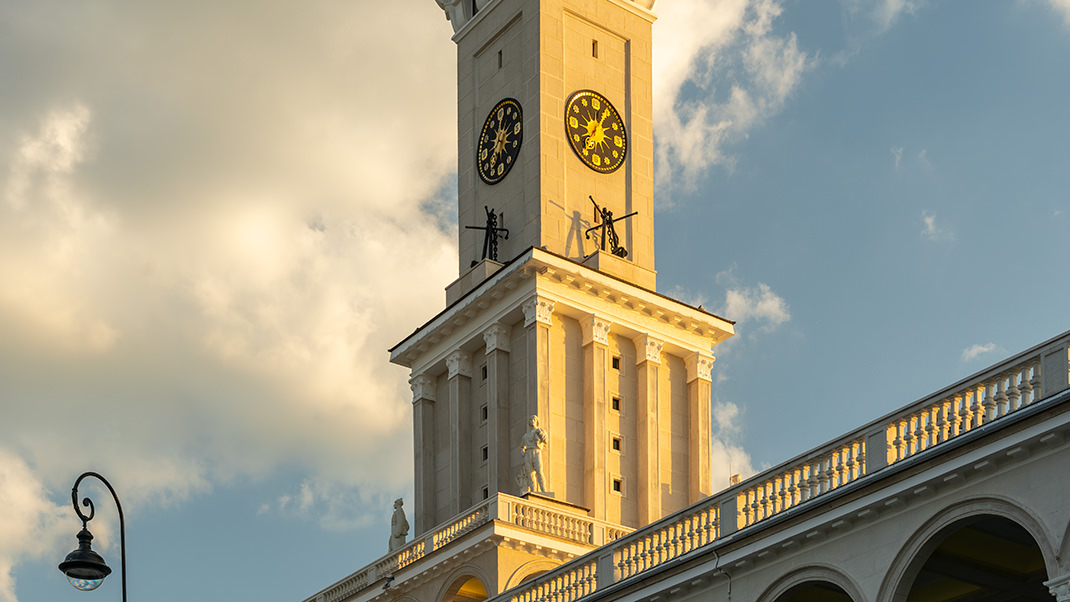 Доминантой вокзала является 27-метровая башня с часами и звездой на шпиле