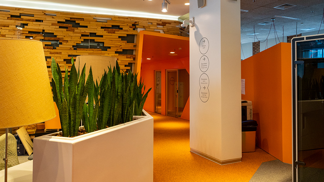Рабочие пространства этого этажа называются «Оранжевое настроение», «Оранжевое лето», «Оранжевый галстук»