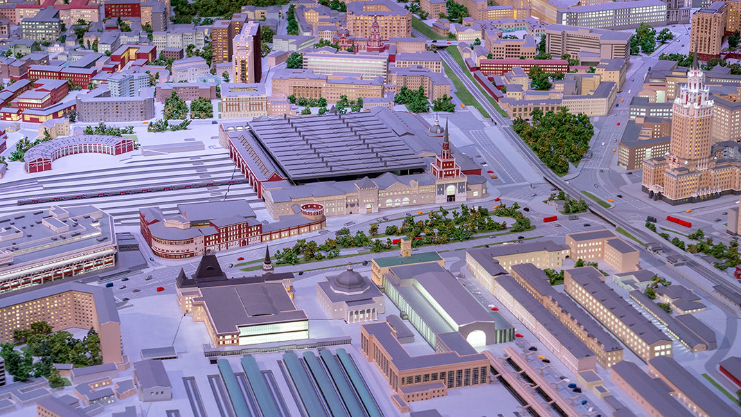 Три московских вокзала, справа видна ещё одна высотка