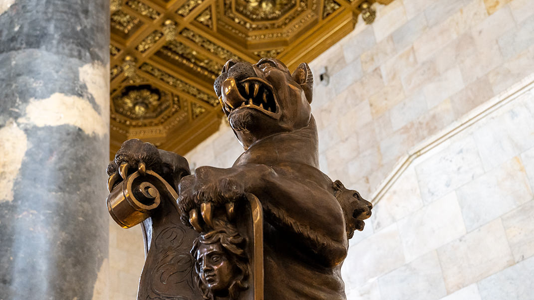 Скульптура львицы на парадной лестнице