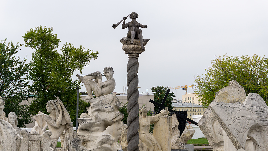 Площадка со скульптурами