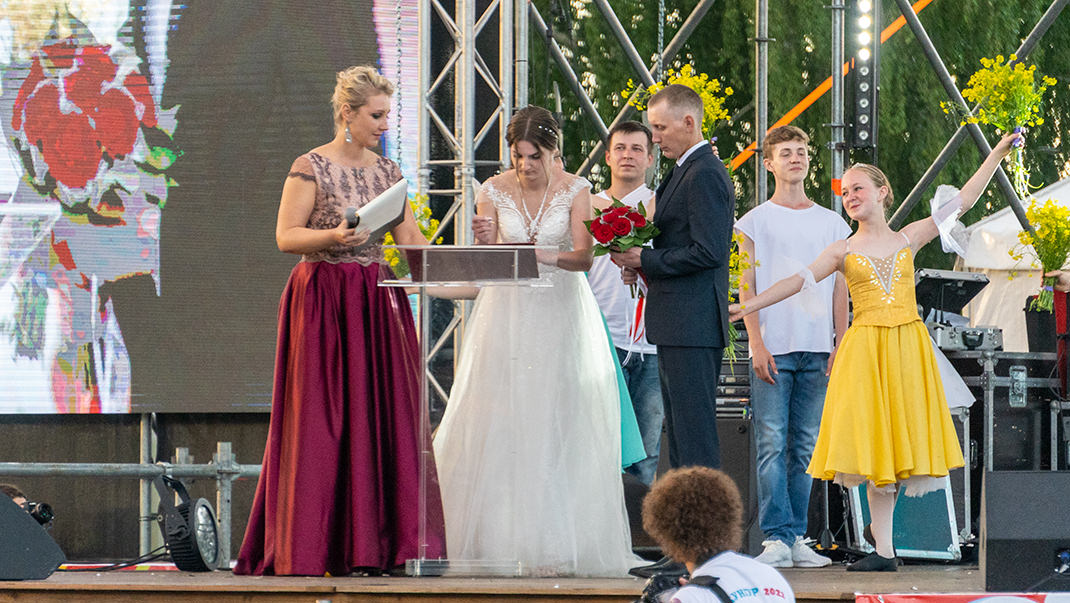 В день открытия фестиваля на сцене состоялась настоящая церемония бракосочетания