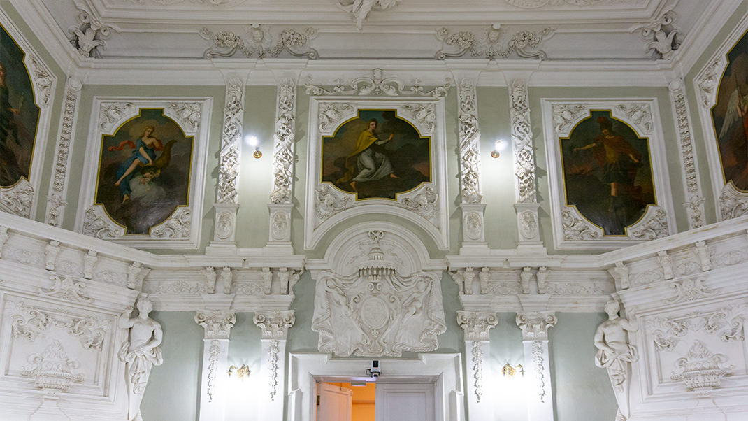 Петровский зал — единственный сохранившийся здесь интерьер XVIII века