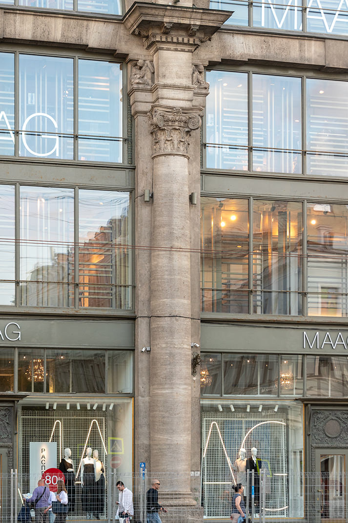 Главной отличительной особенностью Торгового дома можно назвать монументальный трёхарочный фасад с огромными арками-витринами