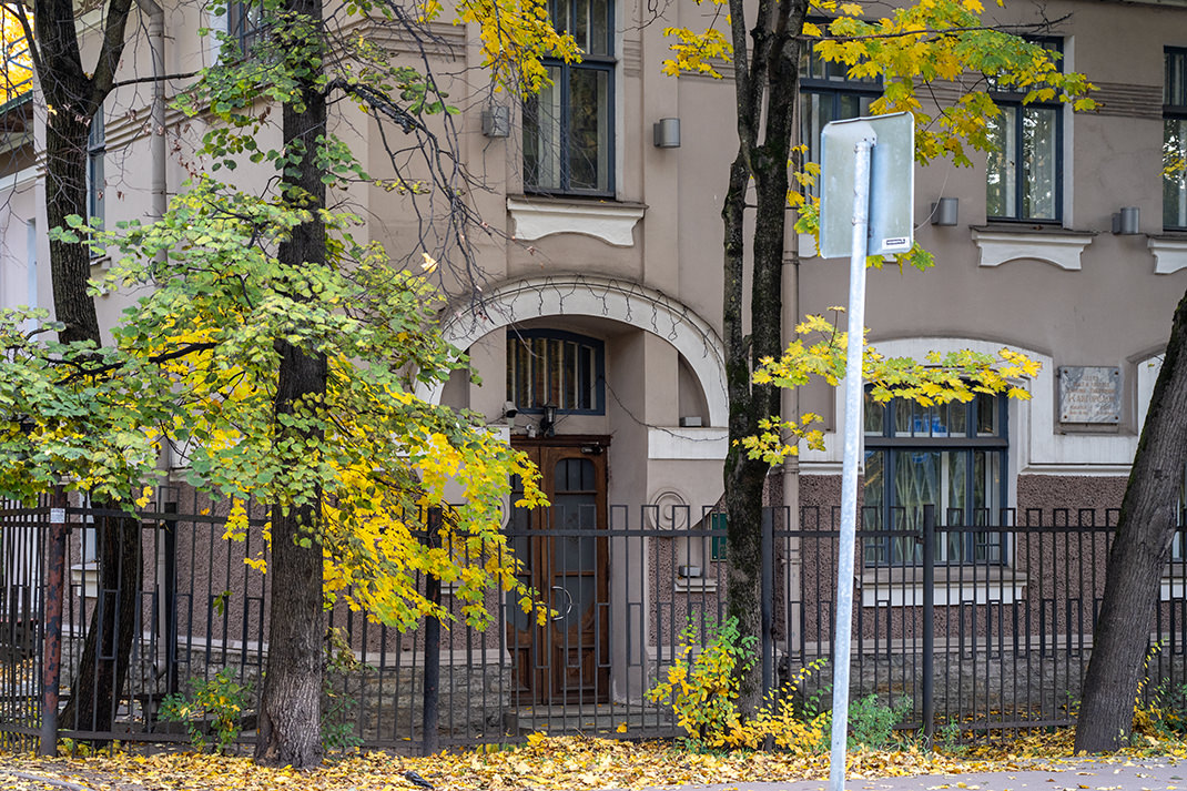 Здание выполнено в стиле модерн