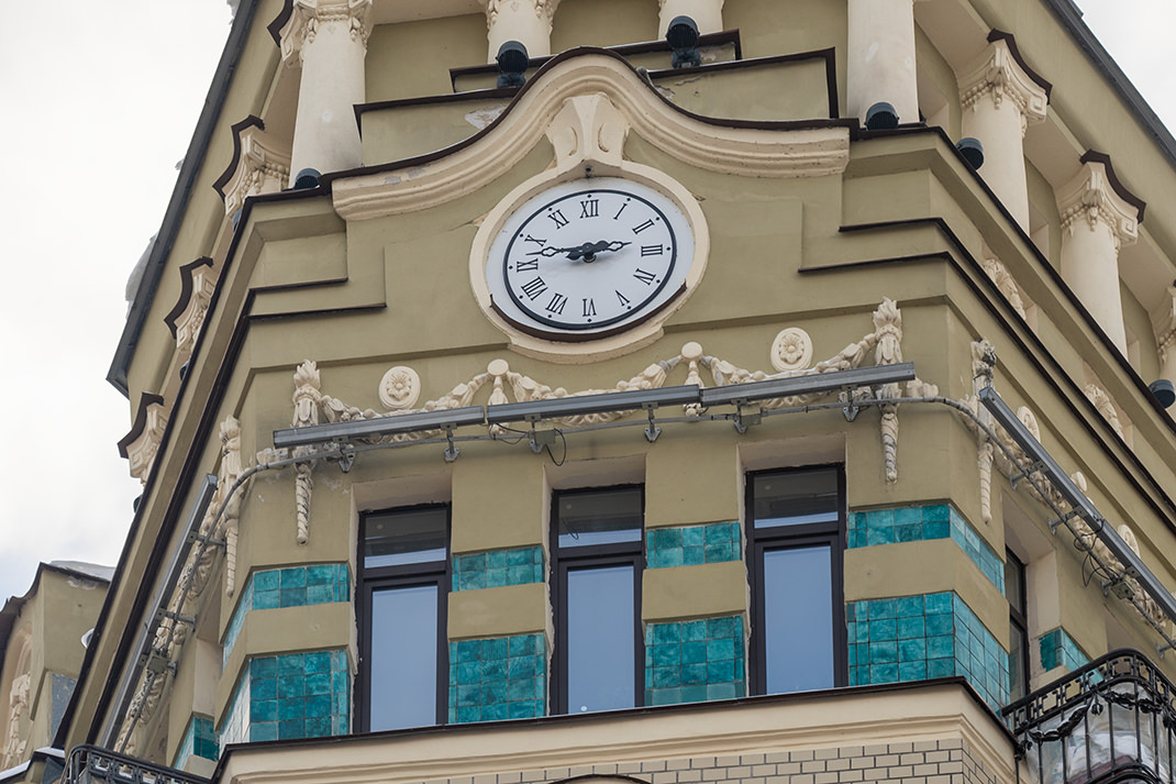 Обновлённый фасад с часами