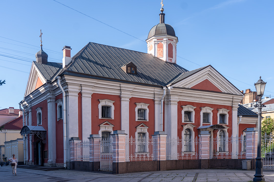 Рядом расположена церковь Трёх Святителей Вселенских