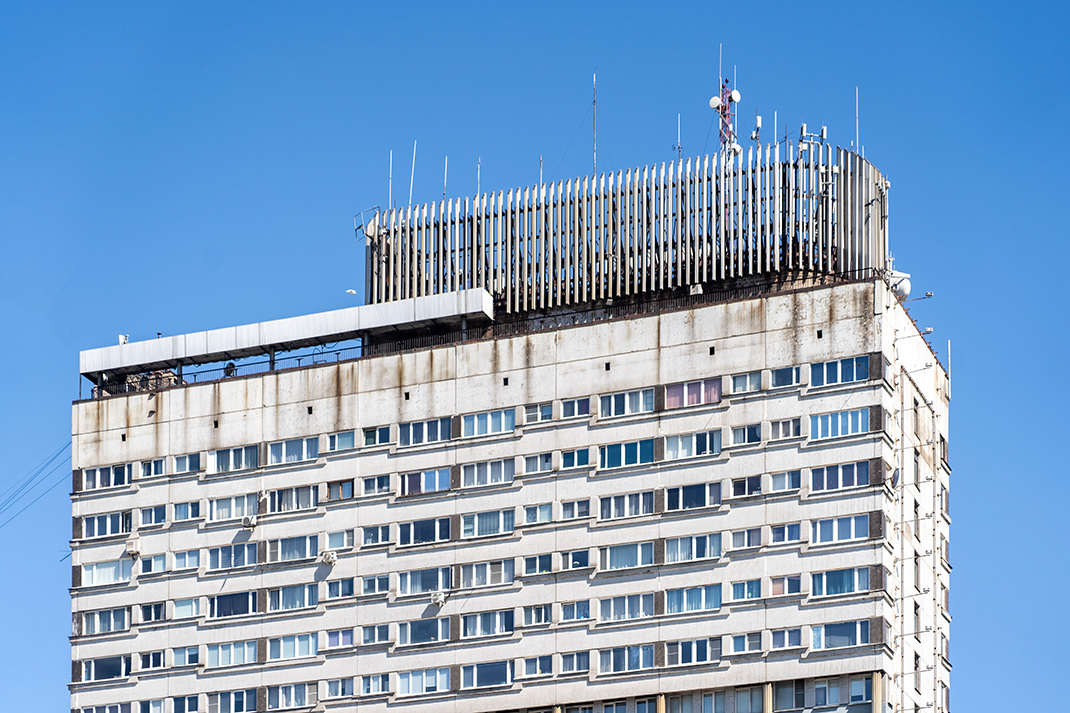 «Дома-пластины» в 1973–1975 годах возвели архитекторы С. Б. Сперанский и А. Д. Кац