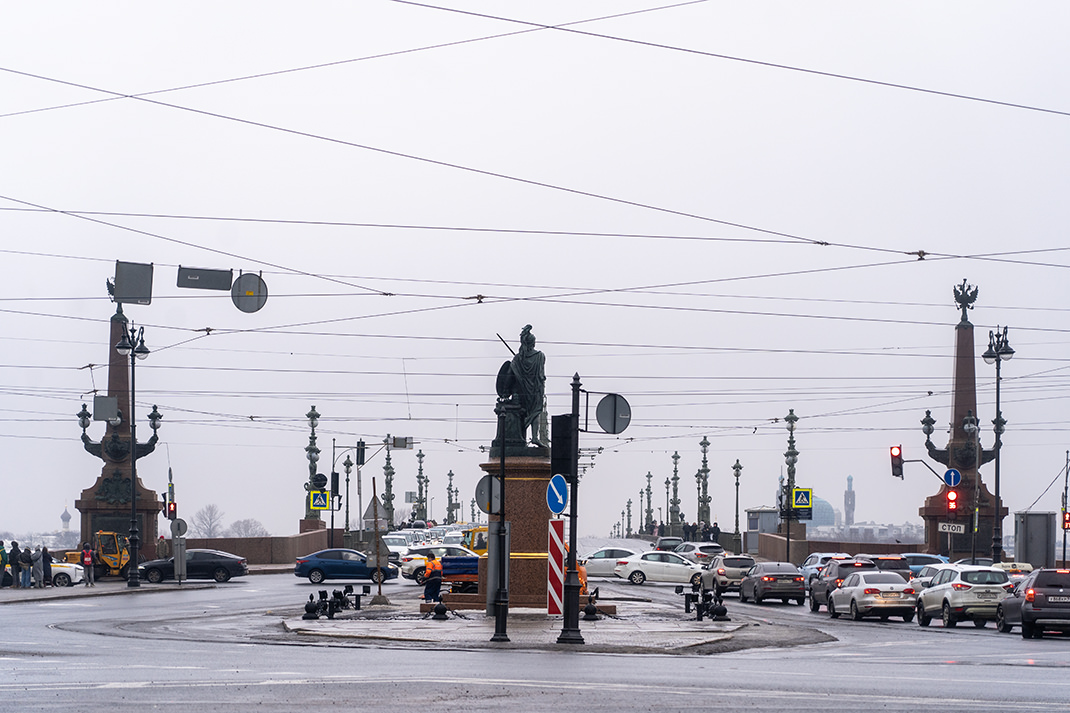 Памятник Суворову и южная часть моста
