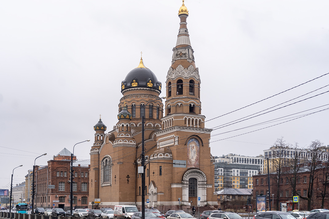 Рядом находится церковь Воскресения Христова