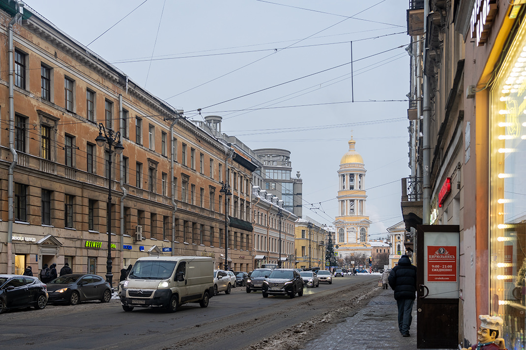 Вдали видна колокольня Владимирского собора