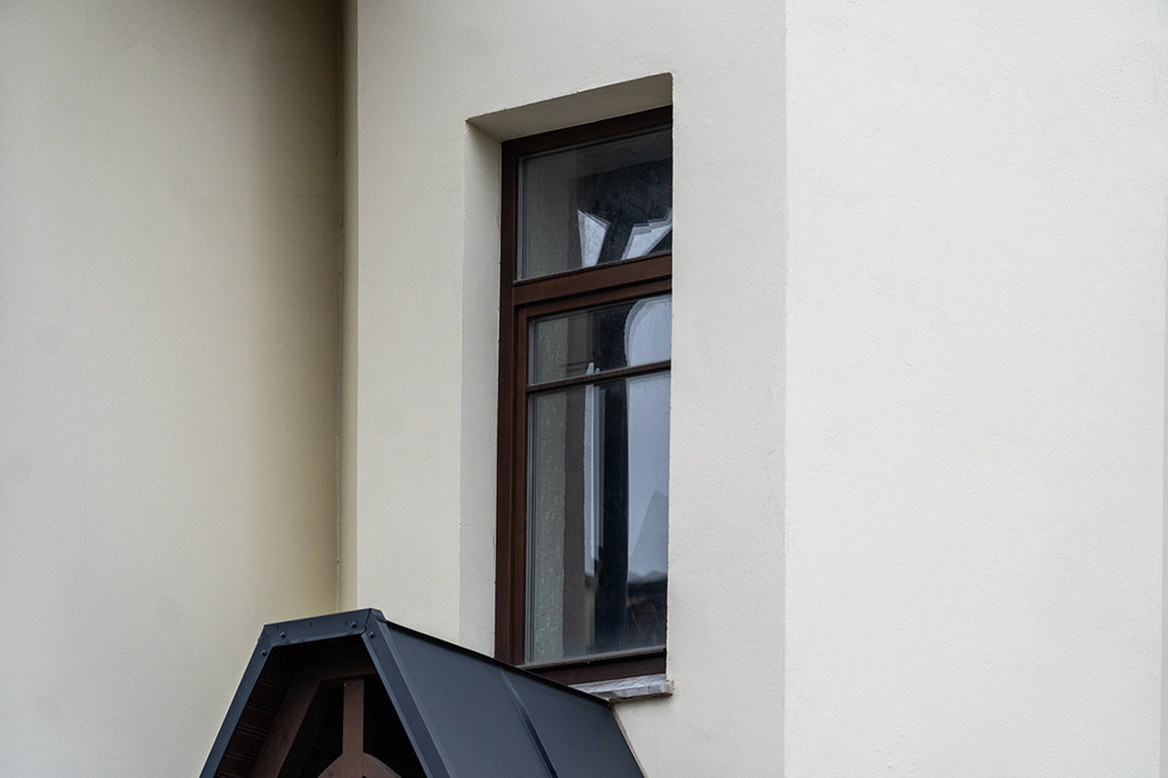 Окно над входом