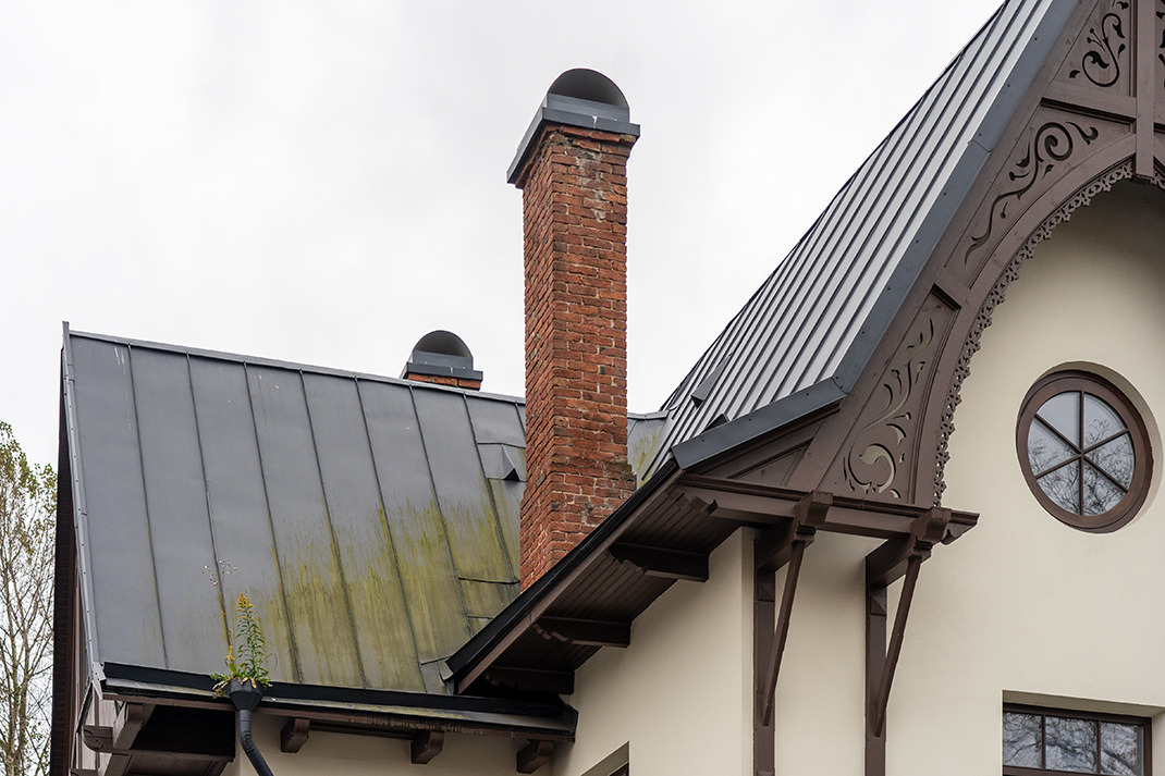 На старых фото видно, что здание было в полуразрушенном состоянии