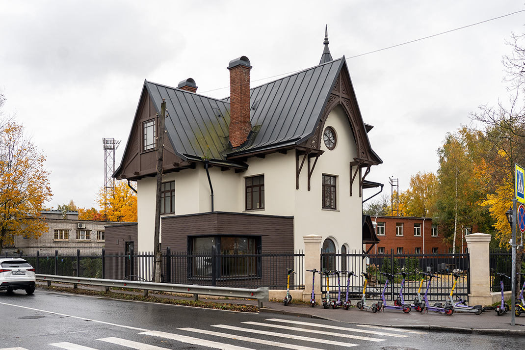 Участок, на котором стоит особняк, был сформирован в первые годы XX века