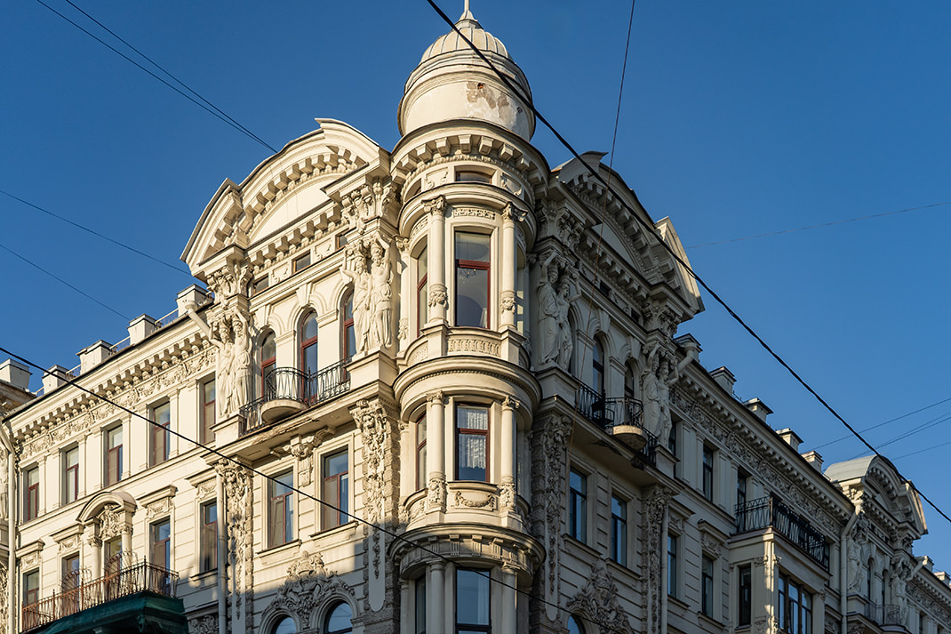 Территория, на которой стоит дом, в прошлом была поделена на два участка