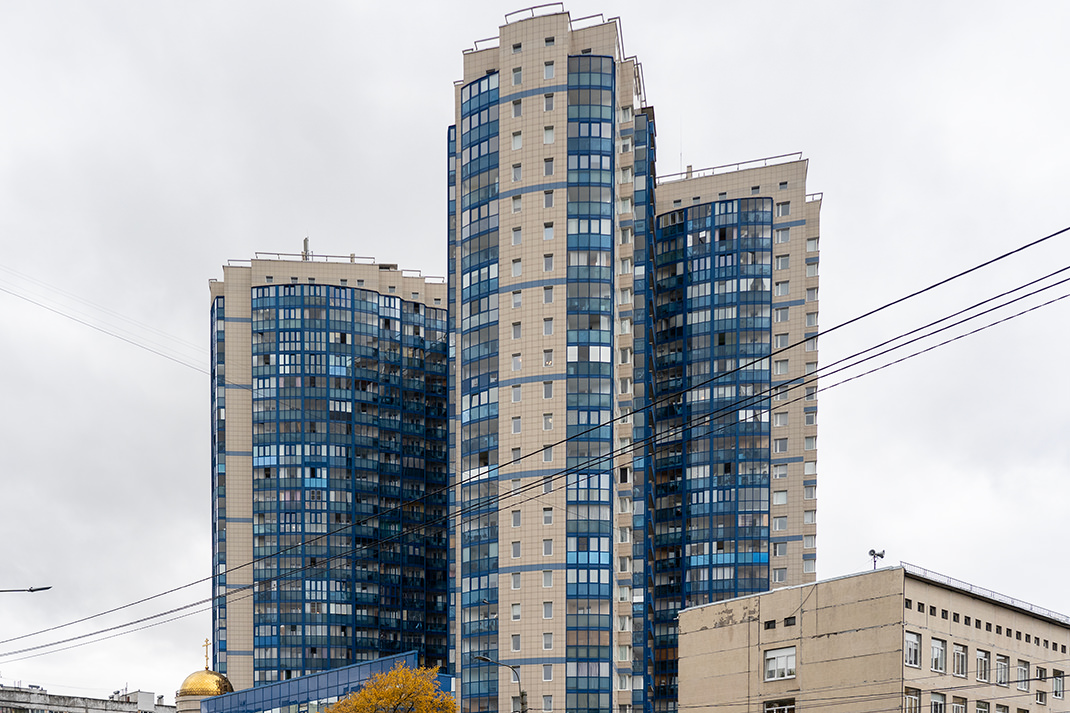 There are one-, two- and three-room apartments here