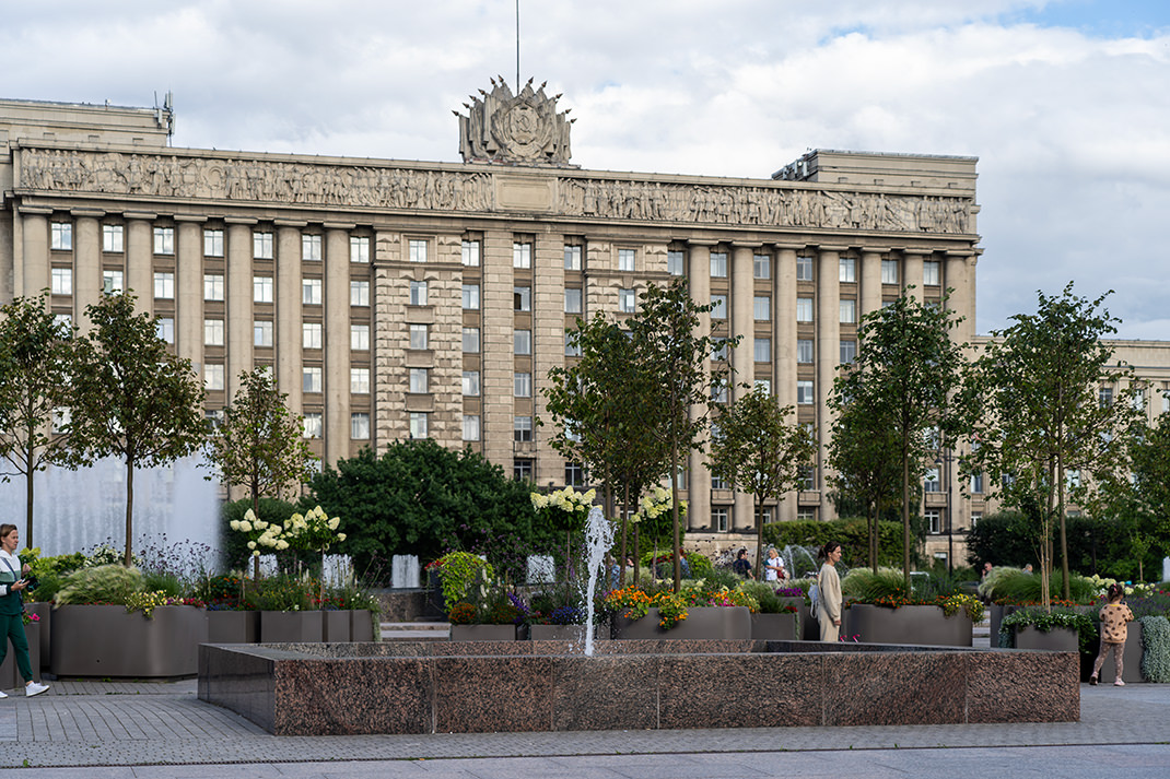 На заднем плане виден Дом Советов