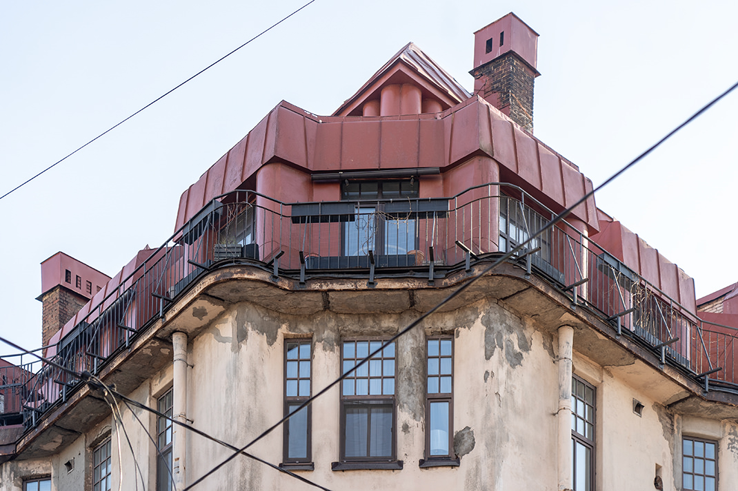 На крыше есть небольшая башенка