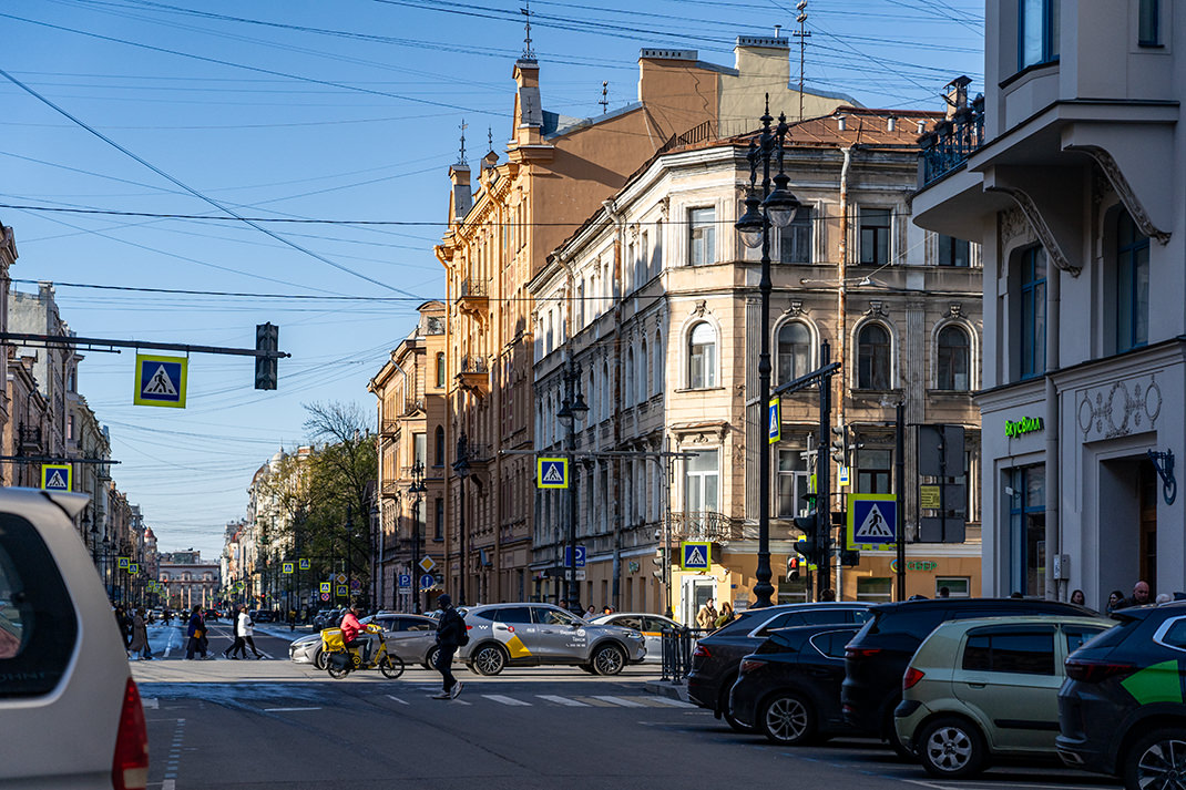 Длина проезда — примерно 1 400 метров