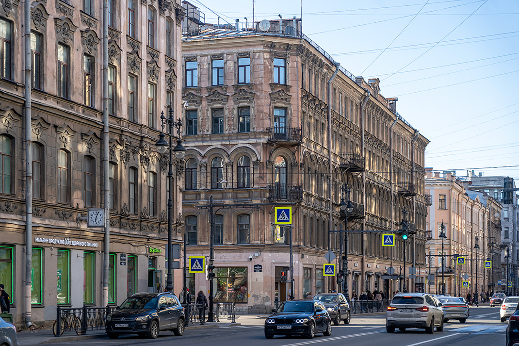 В доме в центре кадра жил художественный критик В. В. Стасов