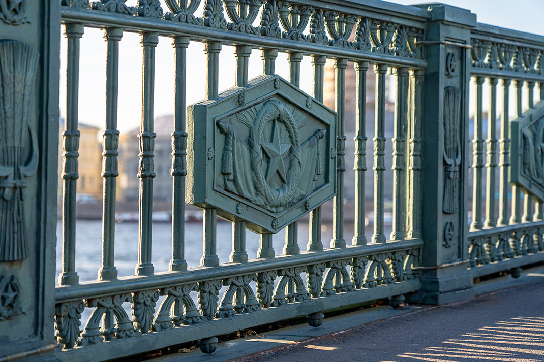 Сначала ограда моста была деревянной