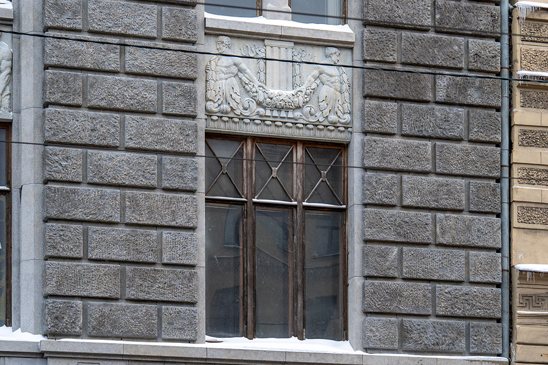 Фасад выполнен в серых тонах