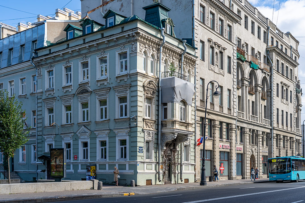 Здание уходит вглубь квартала