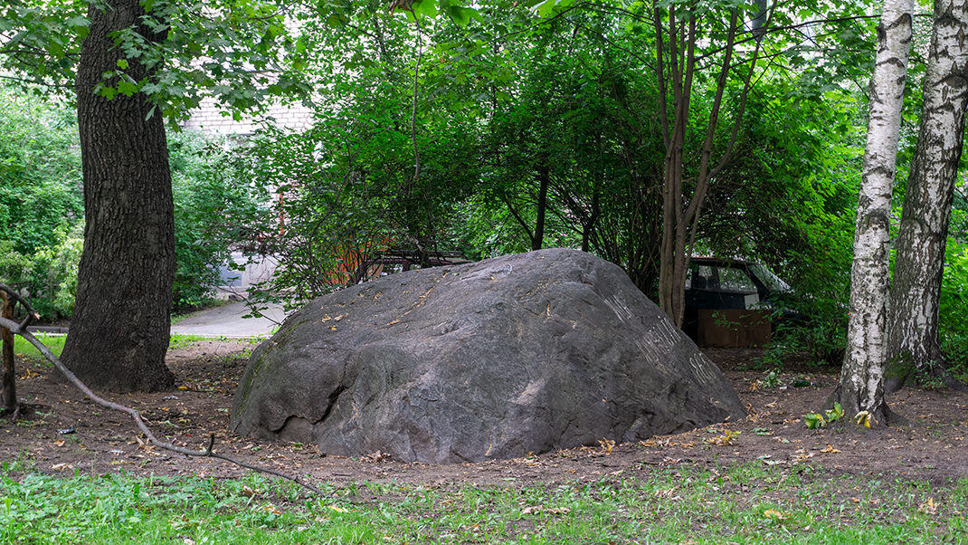 Камень находится в обычном дворе спального района Петербурга