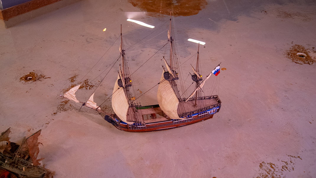 В центральной части макета можно увидеть множество миниатюрных кораблей