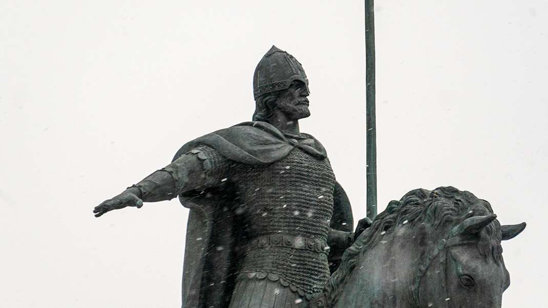 Памятник находится на площади Александра Невского