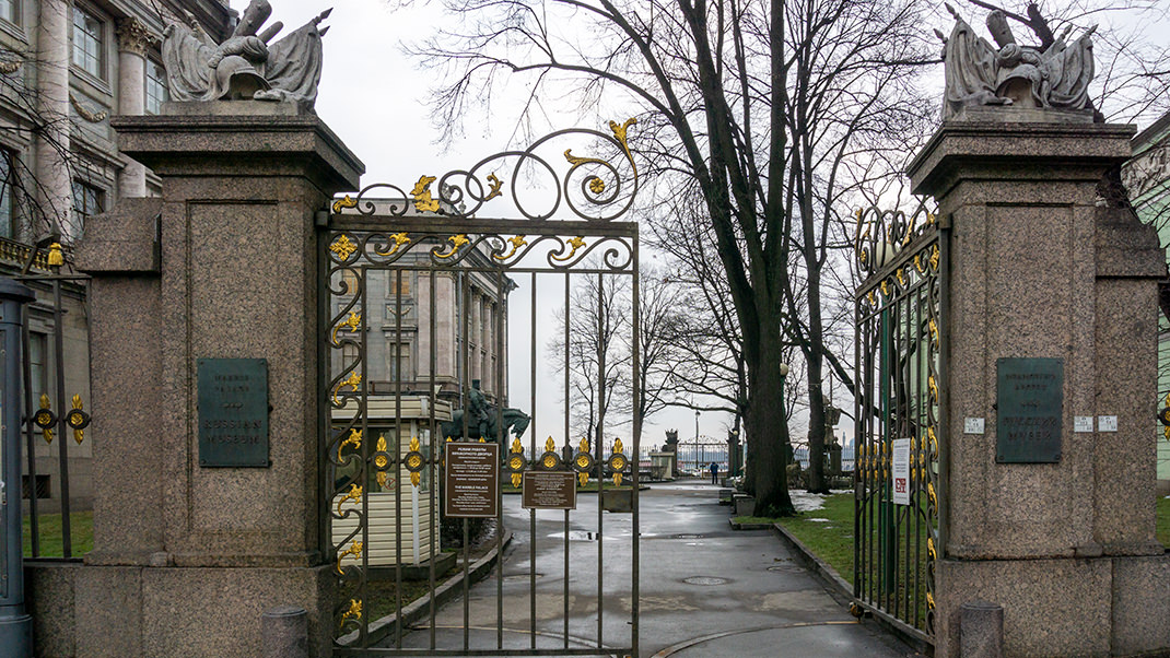 Ворота во двор Мраморного дворца. Вход открыт в часы работы кассы музея