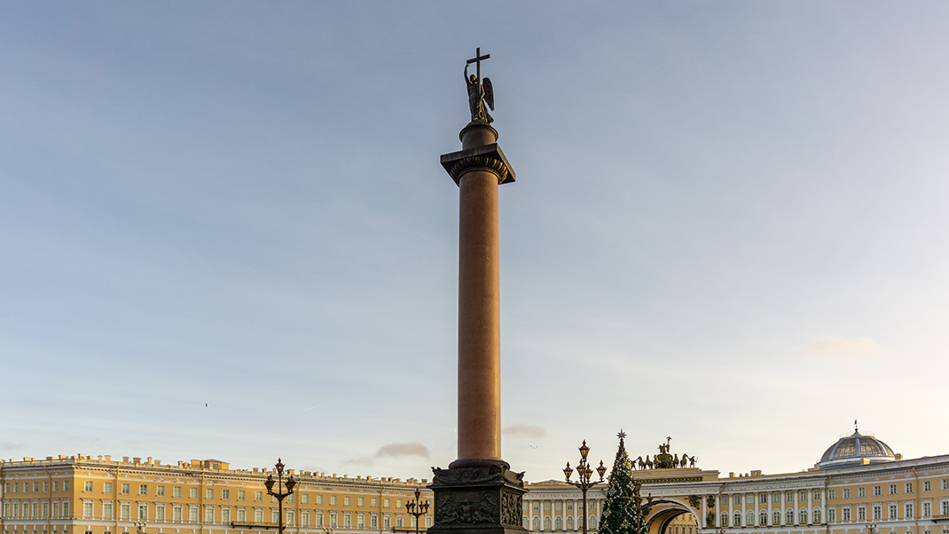 Вид на колонну со стороны здания Зимнего дворца