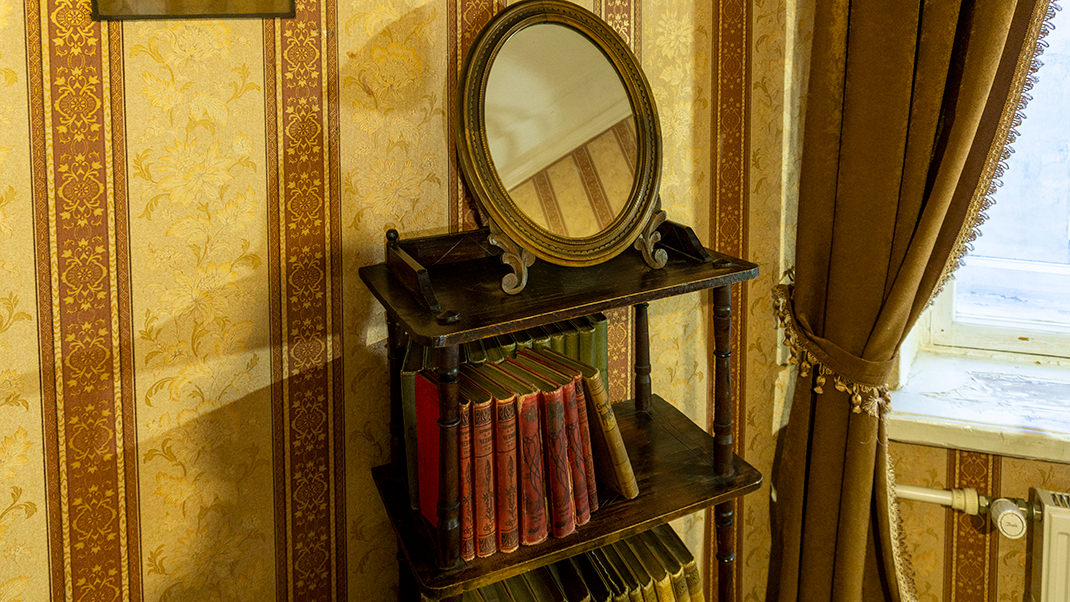 Зеркало и книги