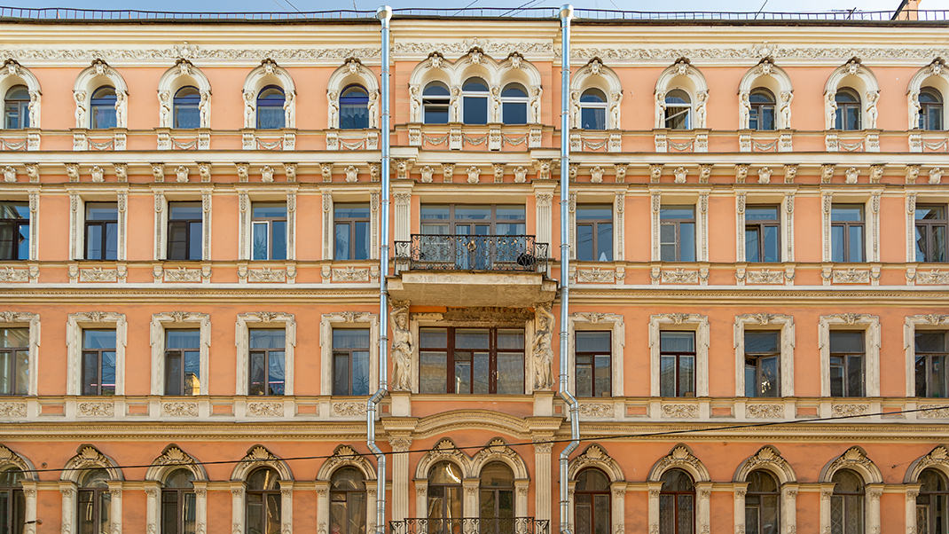 Дом в 1880—1881 годах построил архитектор Павел Петрович Дейнека (Дейнеко)
